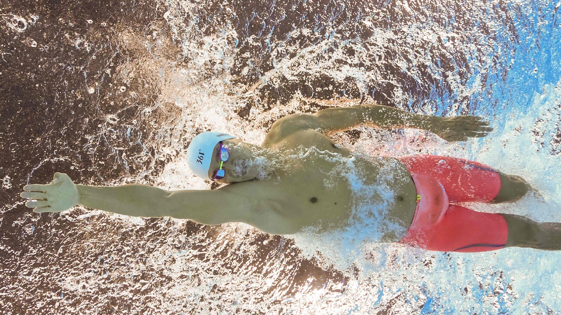 中国蝶泳新星闪耀国际赛场,破纪录摘金创历史