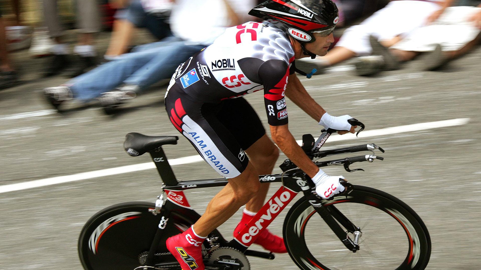 【杏彩体育】23岁新星打破尘封15年世界纪录，田径史迎来崭新